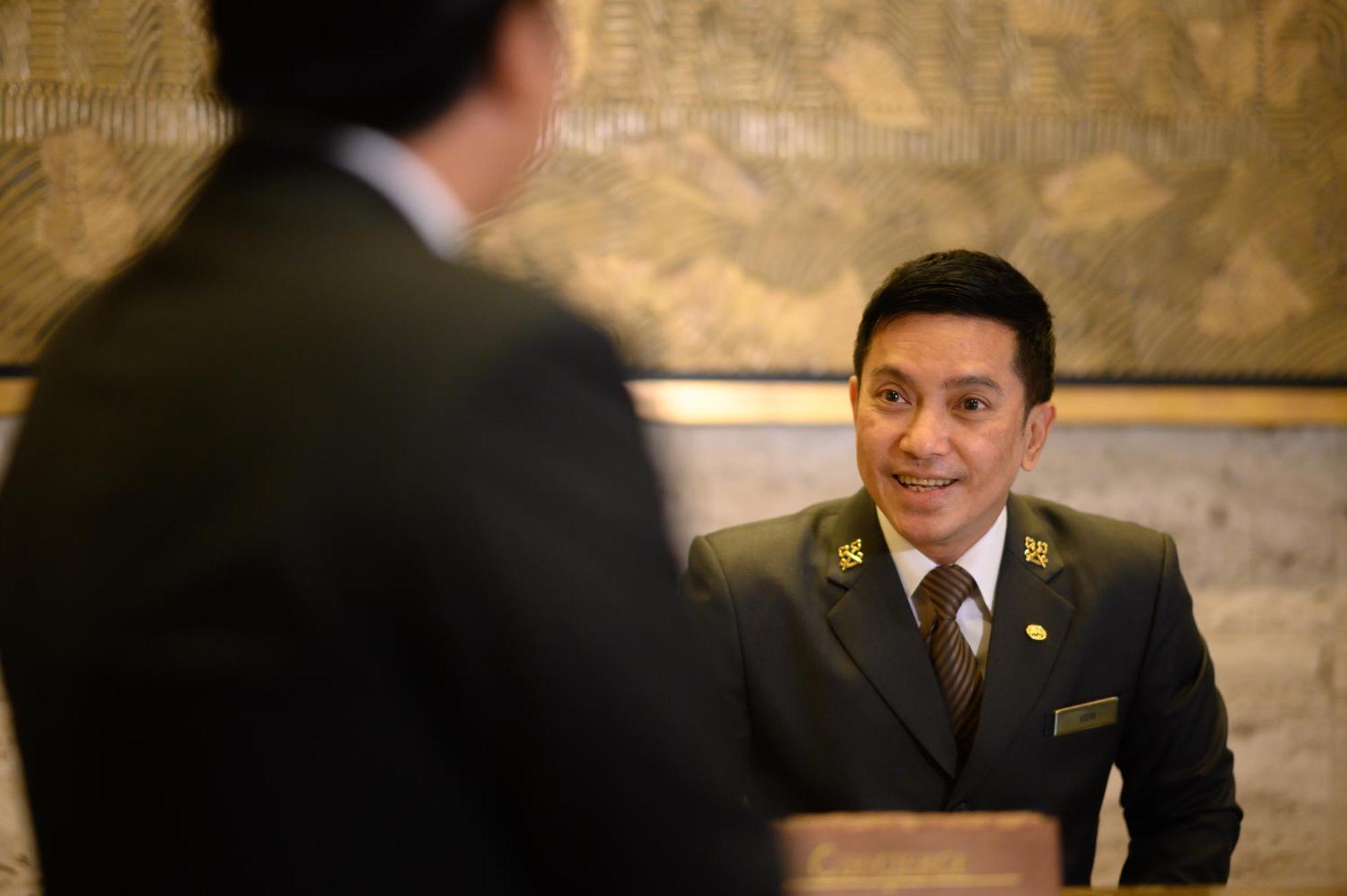 Sheraton Grande Sukhumvit, A Luxury Collection Hotel, Μπανγκόκ Εξωτερικό φωτογραφία A hotel concierge