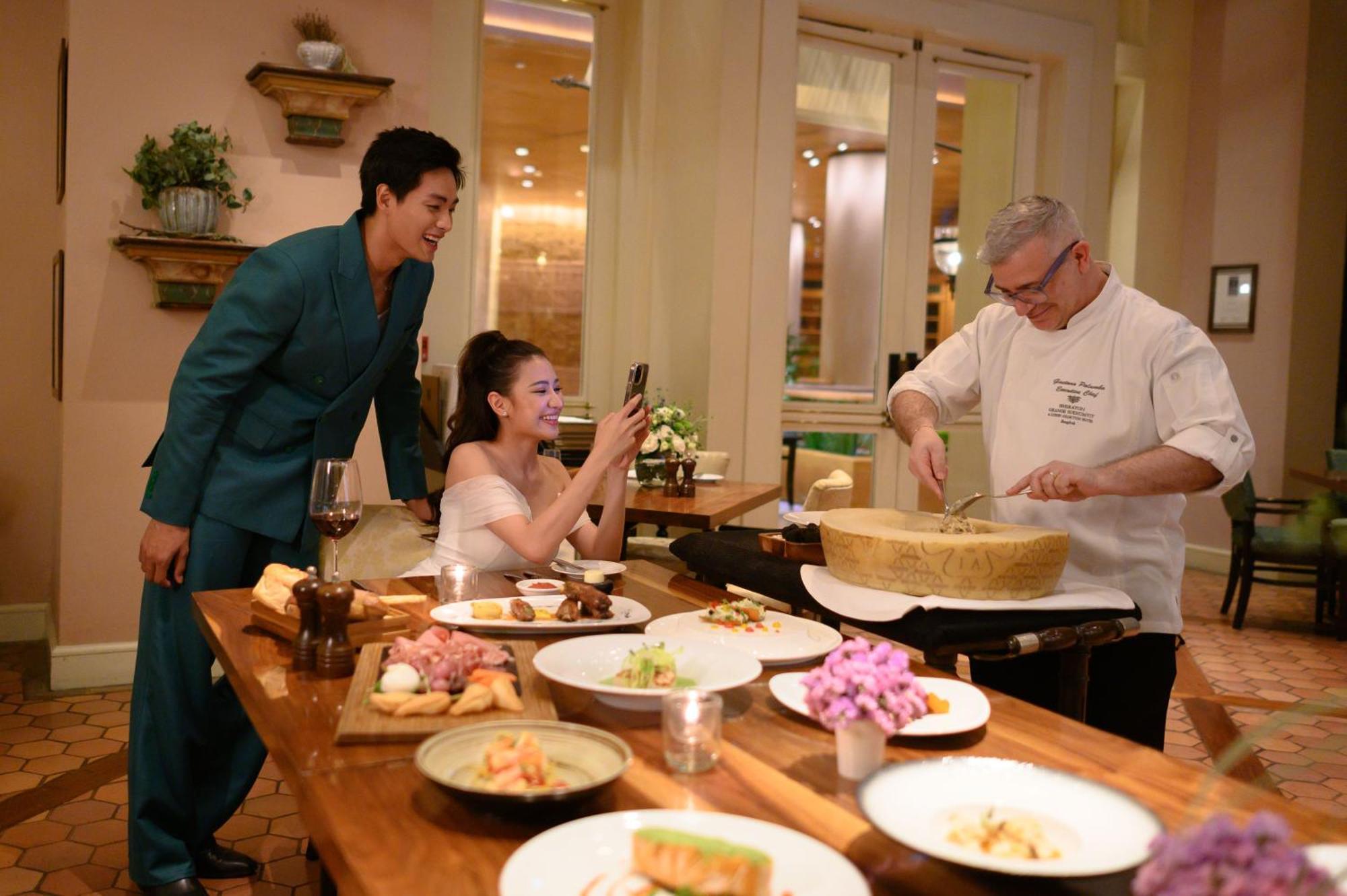 Sheraton Grande Sukhumvit, A Luxury Collection Hotel, Μπανγκόκ Εξωτερικό φωτογραφία Chef preparing a meal for guests