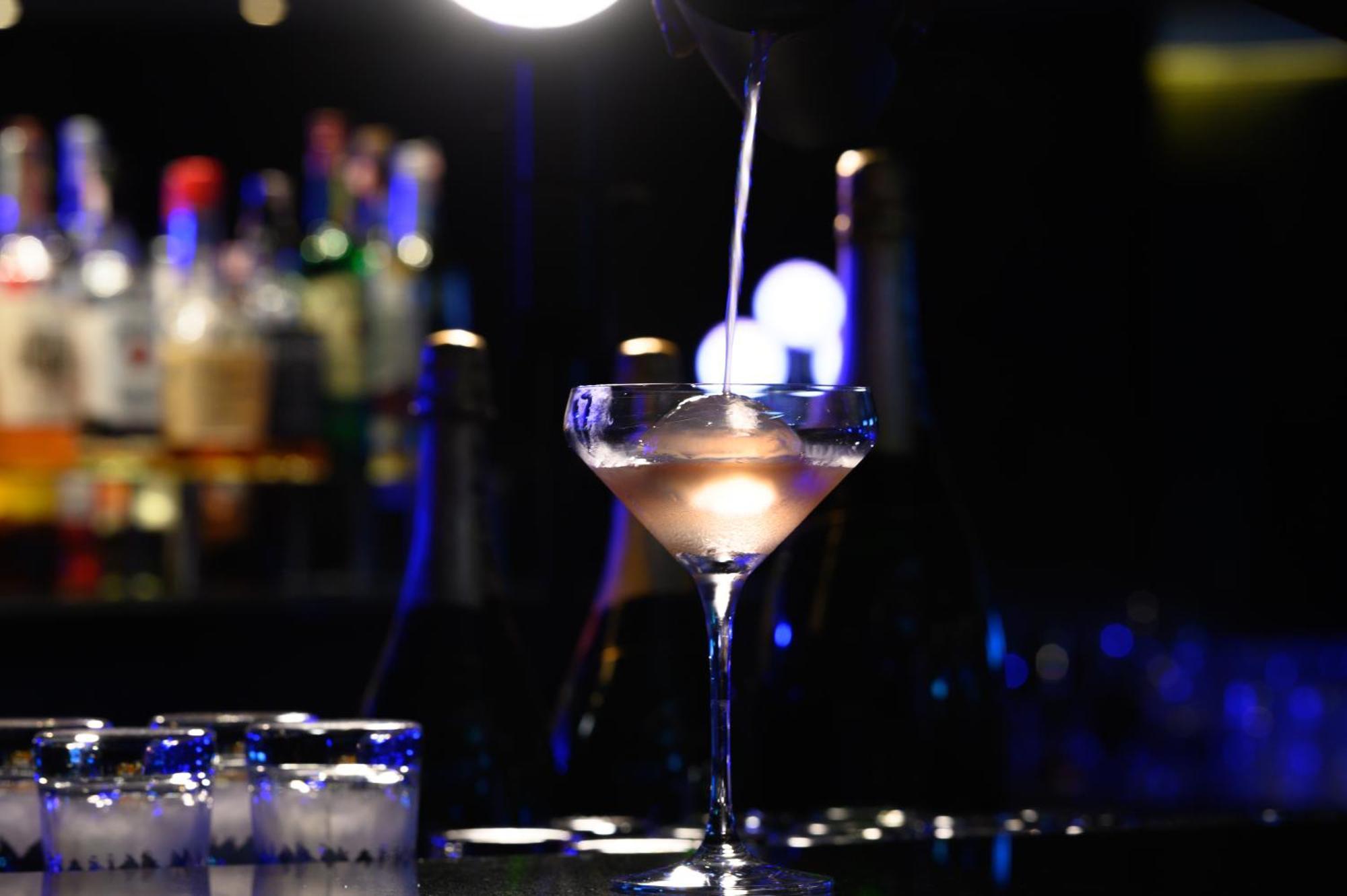 Sheraton Grande Sukhumvit, A Luxury Collection Hotel, Μπανγκόκ Εξωτερικό φωτογραφία A martini being poured